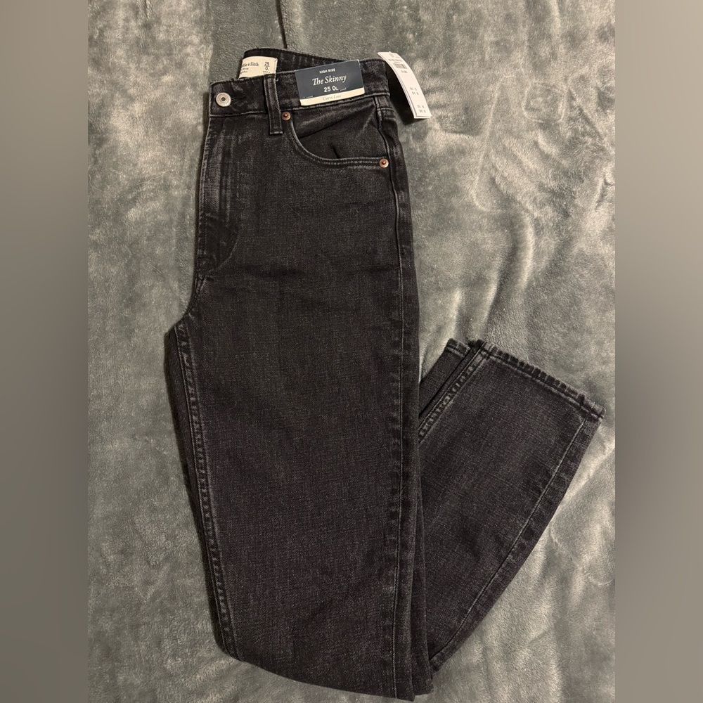 ABERCROMBIE & FITCH 
CURVE LOVE HIGH RISE SKINNY JEANS